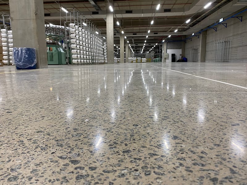 Piso de concreto lapidado em fábrica têxtil de grande porte, obra da Reflex